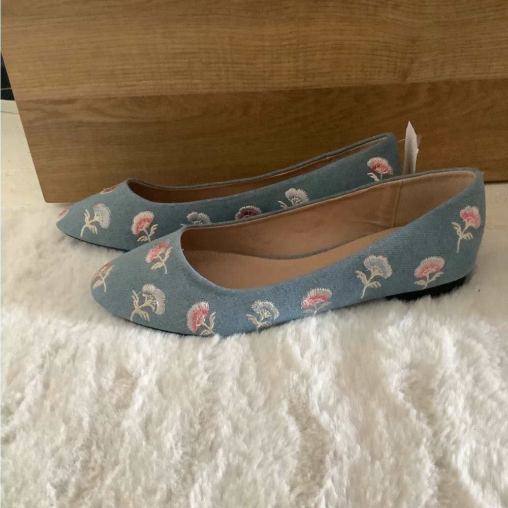 NEW Serengeti denim floral embroidered flats size 38 7.5